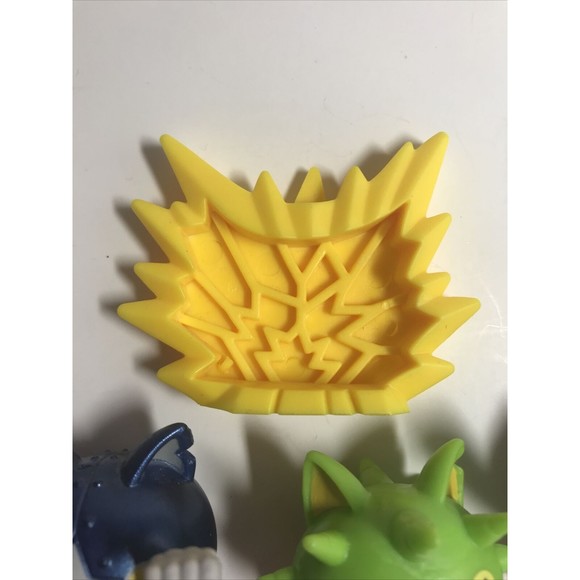 Yo-kai Watch 2” Figure 2015 Hasbro Lot Of 4 Figures Plus Backdrop Piece - Picture 6 of 6